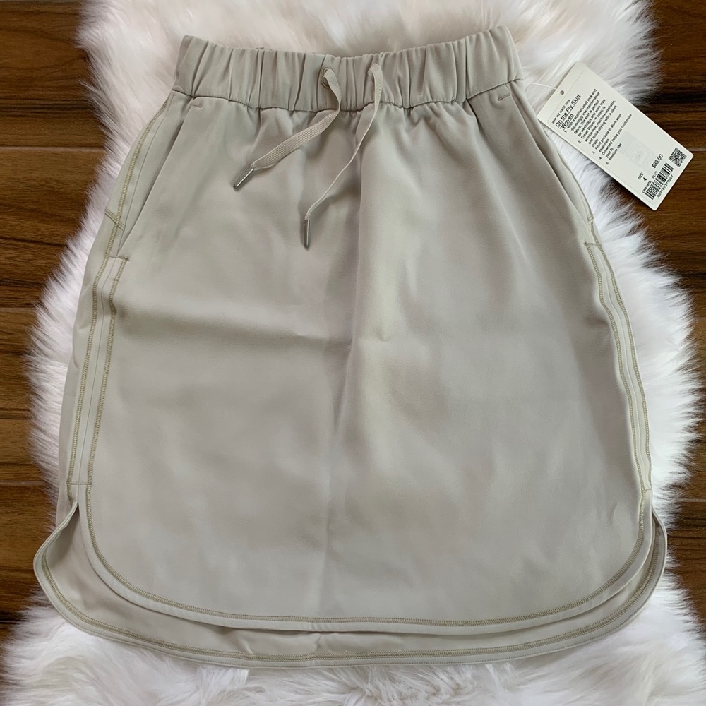 Lululemon on the  fly skirt silver medium rise - Picture 4 of 8